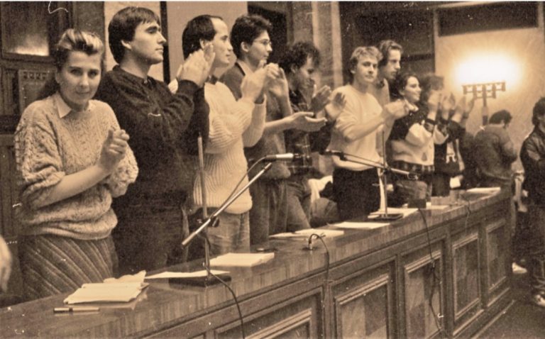 Prvý štrajkový výbor  v aule Univerzity Komenského v Bratislave 20. novembra 1989. Foto: Pavol Vitko 