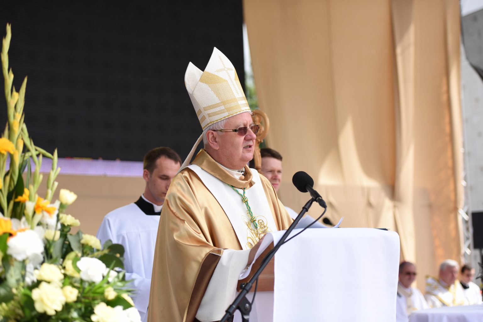 Mons. Stanislav Stolárik, rožňavský diecézny biskup, celebruje slávnostnú sv. omšu počas Celonárodnej púte k sv. Cyrilovi a Metodovi 5. júla 2016 v Nitre. Foto: TASR/Lukáš Grinaj
