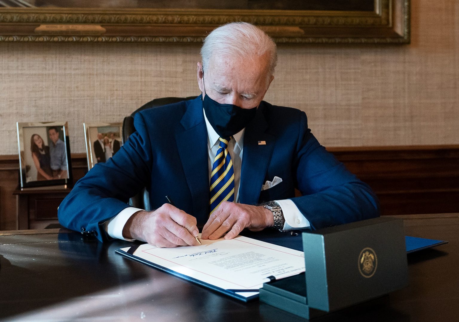Prezident Biden podpisuje prvé rozhodnutia v úrade. Foto: Biden/FB
