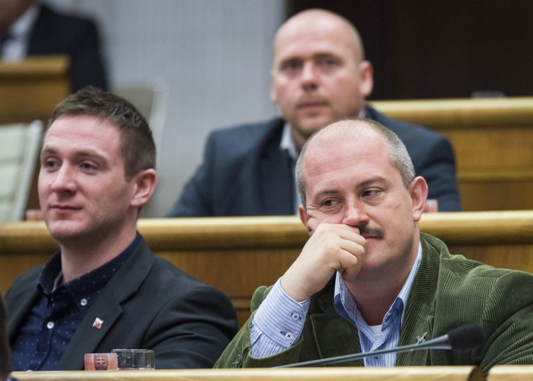 ĽSNS sa vnútorne štiepi. Uhrík a Mazurek odmietli Kotlebov führerprinzip
