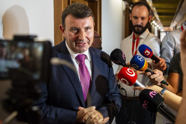 František Imrecze počas brífingu po skončení zasadnutia Výboru NR SR pre financie a rozpočet, na ktorom oznámil svoju rezignáciu 19. septembra 2018. Foto: Jakub Kotian/TASR