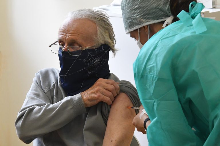 Zverejnili poradie očkovania. Kedy prídete na rad?