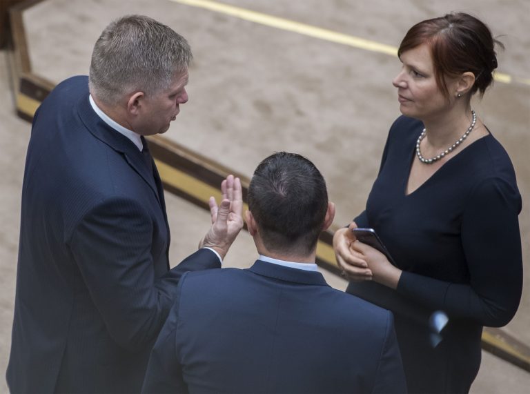 Fico chce, aby si strana Za ľudí zavolala Kolíkovú na koberec