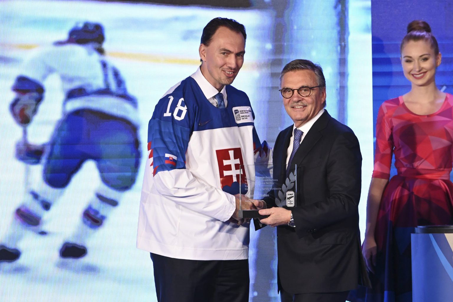 Miroslav Šatan a prezident Medzinárodnej hokejovej federácie (IIHF) René Fasel Foto: Pavel Neubauer/TASR