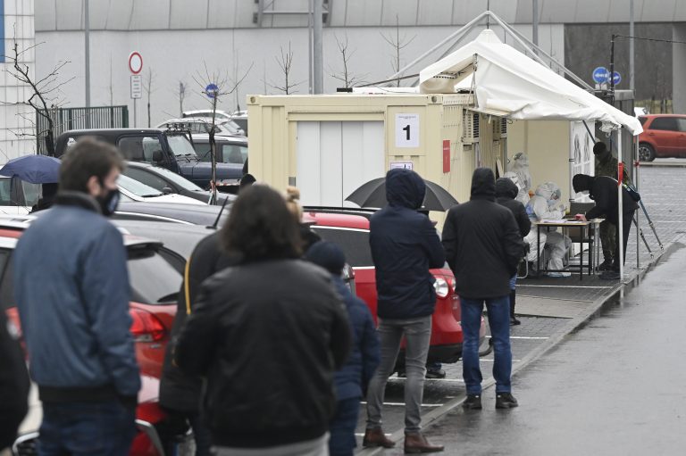 Plošné testovanie v Trenčíne (december 2020). Foto: Radovan Stoklasa/TASR