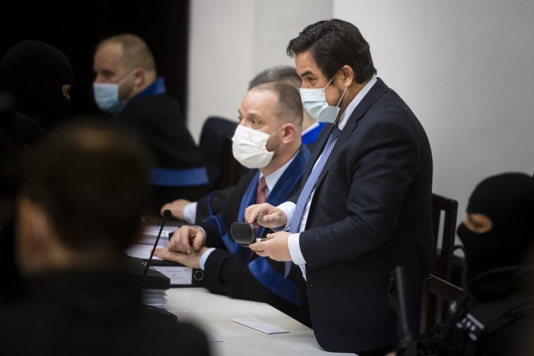 Na snímke sprava obžalovaný Marian K. a jeho právny zástupca Marek Para vstávajú po tom, čo Senát Najvyššieho súdu (NS) SR odročil verejné zasadnutie vo veci falšovania zmeniek televízie Markíza v Bratislave 15. decembra 2020 (Zdroj: TASR)