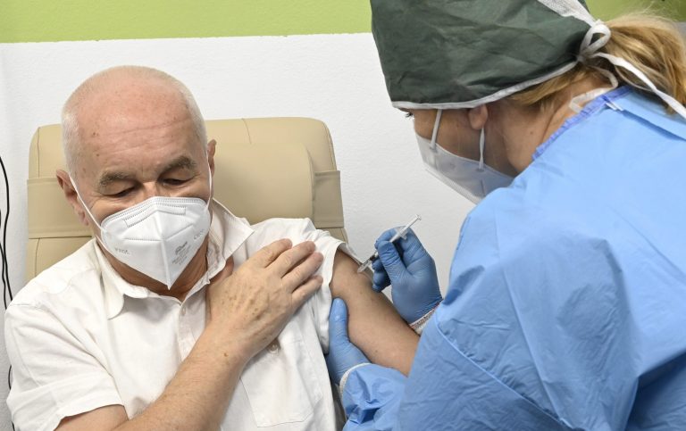 Očkovanie proti COVID-19. Foto: Radovan Stoklasa/TASR