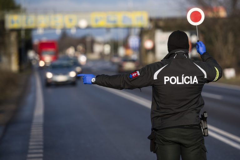 Od dnes začal platiť prísnejší lockdown. Na čo všetko treba certifikát?