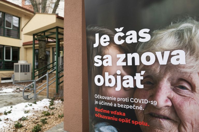 Na Slovensku sa spustilo očkovanie v zariadeniach sociálnych služieb