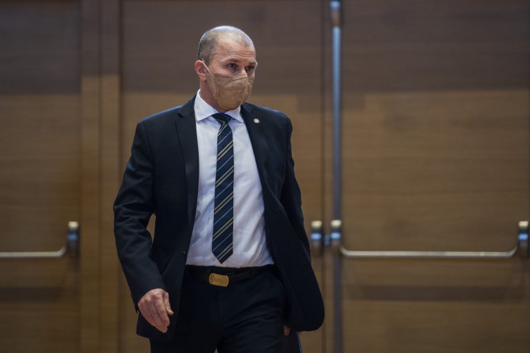 Kandidát na šéfa polície Kovařík by nepovolené demonštrácie vodným delom  nerozháňal