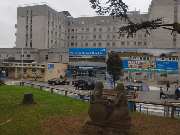 Nemocnica v Plymouth, kde zomrel pacient označený ako RS. Foto: archív