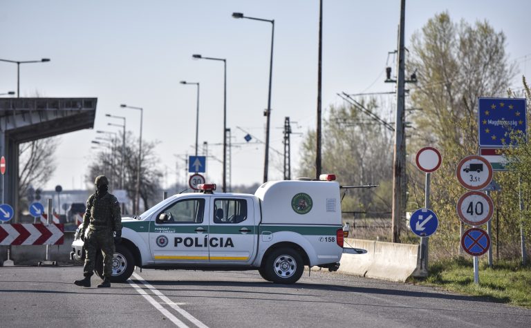 Takmer tucet ľudí vo Fabii. Polícia chytila auto s nelegálnymi migrantami