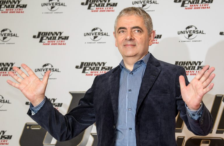 Rowan Atkinson o kultúre vymazávania: Stredoveká zberba hľadá niekoho na upálenie