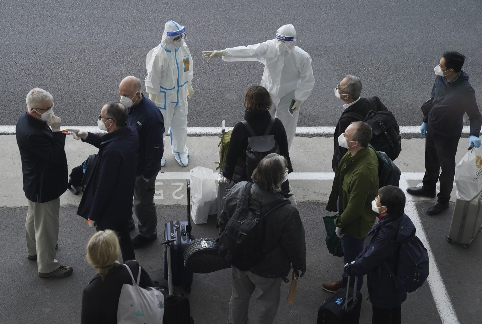 Skupina vedcov Svetovej zdravotníckej organizácie na letisku v meste Wu-chan. Foto: TASR/AP 