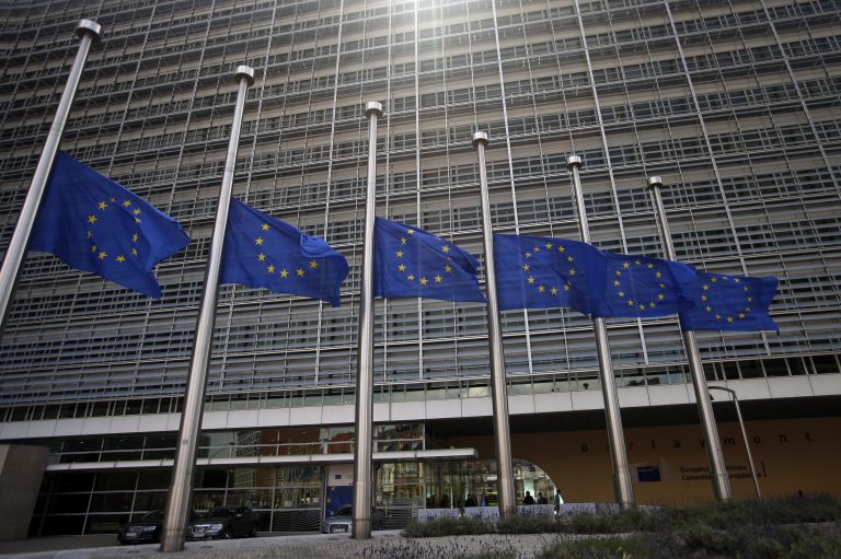 Vlajky EÚ pred sídlom Európskej komisie v Bruseli. Foto: TASR/AP
