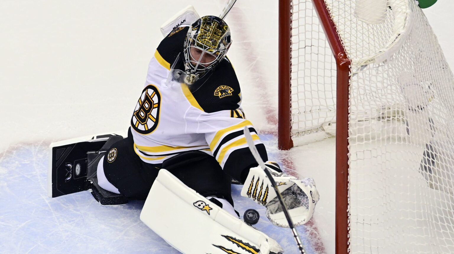 Slovenský brankár Jaroslav Halák chytal v NHL aj za Boston Bruins. Foto: TASR/AP