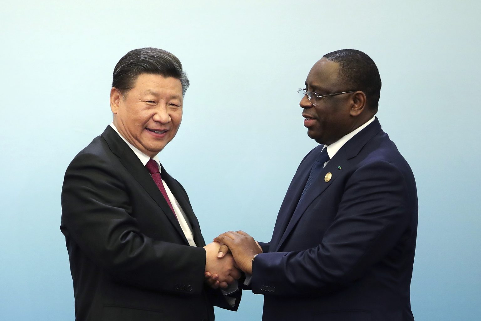 Čínsky prezident Si Ťin-pching (vľavo) si podáva ruku so senegalským prezidentom Mackym Sallom počas tlačovej konferencie na Fóre Čínsko-africkej spolupráce v septembri 2018 v Pekingu. Foto: TASR/AP
