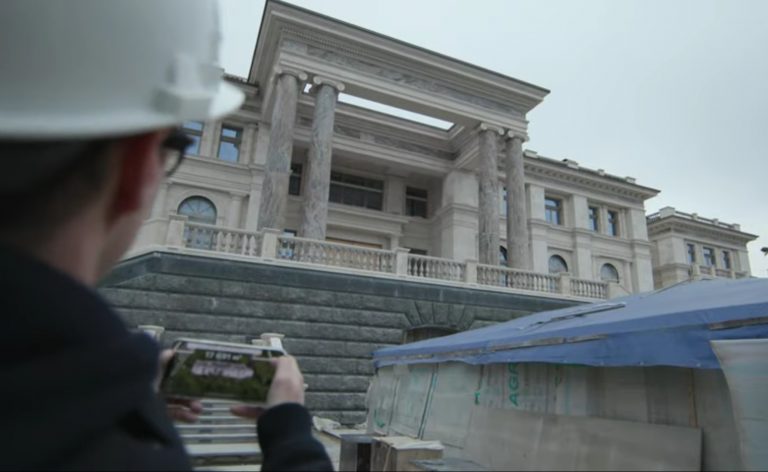 Na údajný Putinov palác v Soči sa prišli pozrieť reportéri kanála Mash. Foto: Youtube