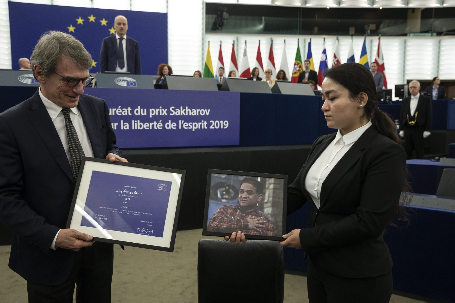 Jewher Ilhamová, dcéra väzneného ujgurského ľudskoprávneho aktivistu Ilhama Tohtiho, preberá za svojho otca Sacharovovu cenu za slobodu myslenia v roku 2019. Foto: TASR/AP