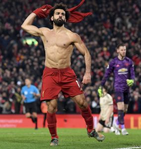 V anglickej lige sa stretne vlaňajší majstrovský Liverpool s prvým Manchestrom