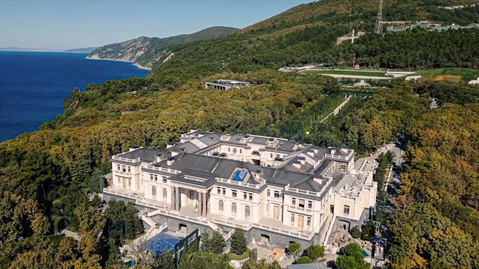 Na videosnímke z 19. januára 2021 pohľad z dronu na sídlo na pobreží Čierneho mora. Fond boja s korupciou (FBK), ktorý založil ruský opozičný politik Alexej Navaľnyj, zverejnil v utorok na internete investigatívny filmový dokument o údajnom luxusnom sídle prezidenta Vladimira Putina na pobreží Čierneho mora. Foto: TASR/AP