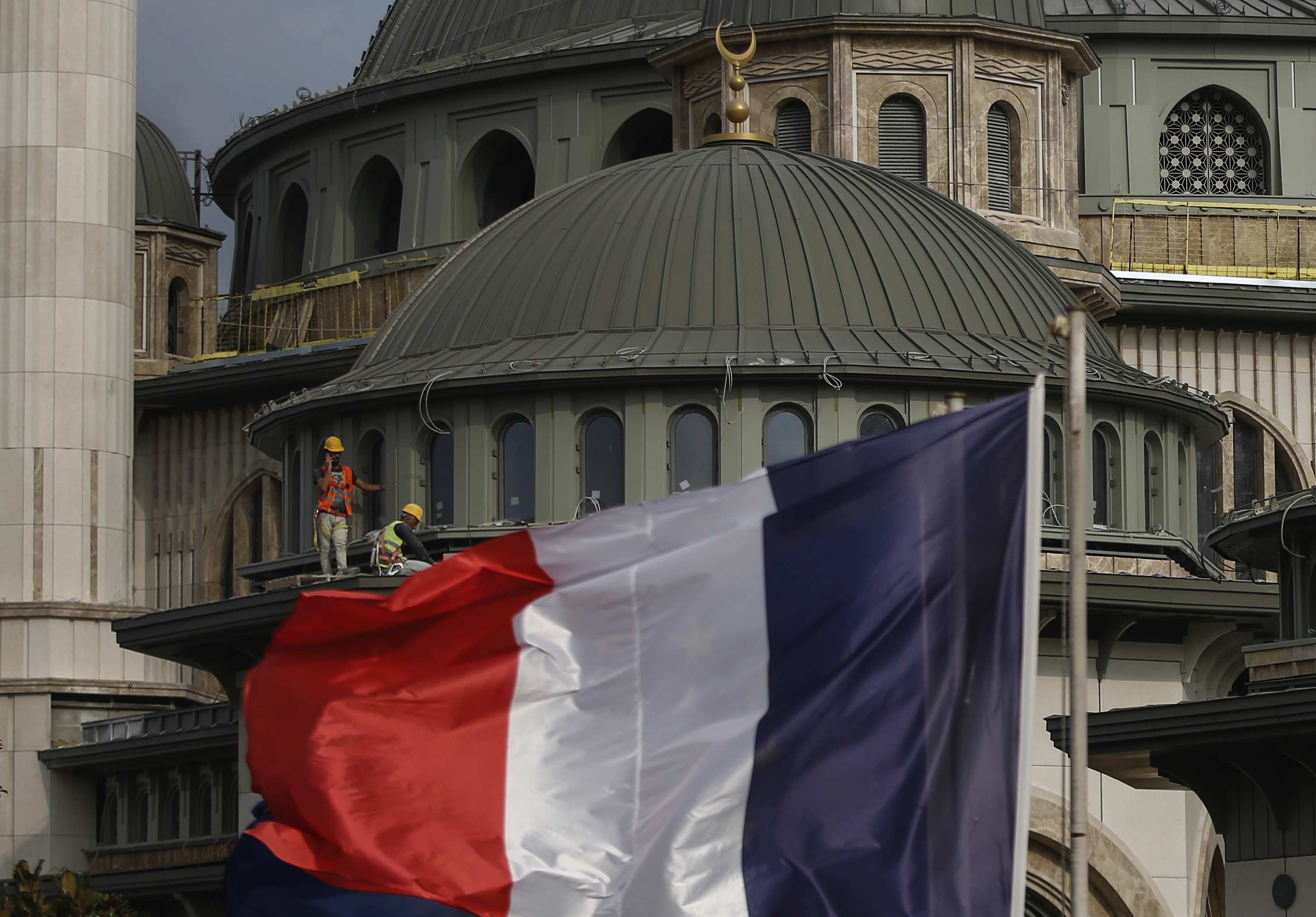 V novom čísle týždenníka Charlie Hebdo sú ďalšie karikatúry iránskych duchovných