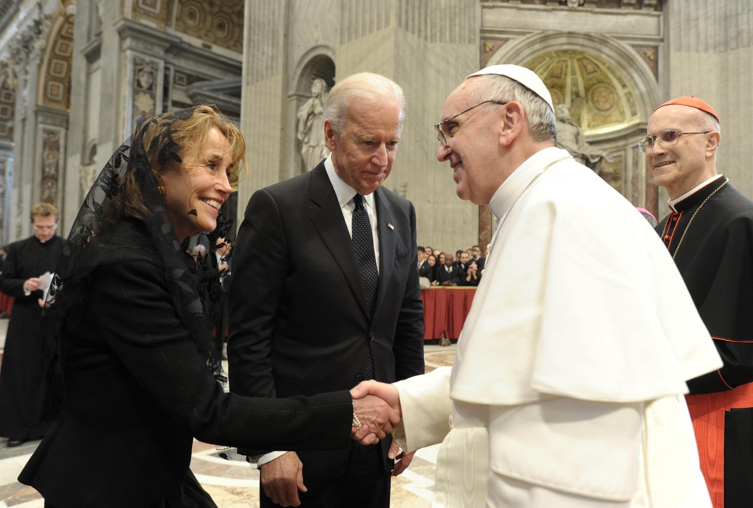 Joe Biden a jeho manželka Jill (vľavo) počas osobného stretnutia s pápežom Františkom. Foto: TASR/AP