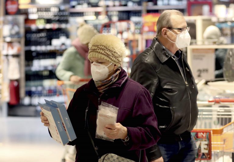 Seniori sa chránia respirátorom  FFP2 počas nákupu v supermarkete. Ilustračný obrázok. Zdroj: TASR/AP