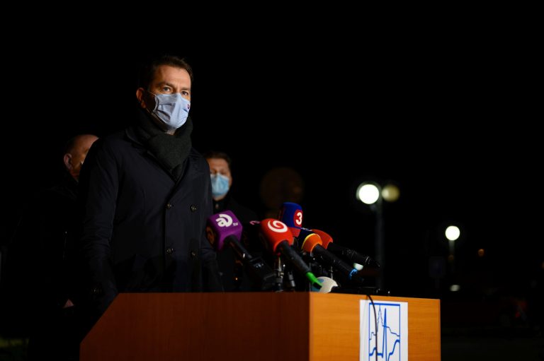 Mimoriadne zasadanie vlády oznámil včera predseda vlády Igor Matovič v areáli nitrianskej nemocnice. Foto: Henrich Mišovič/TASR