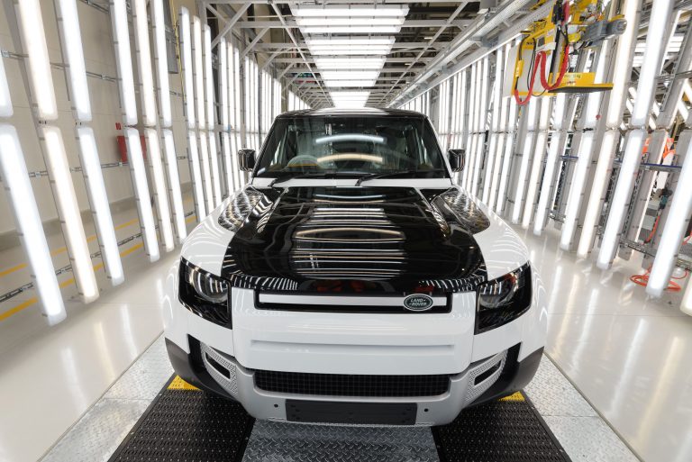 Jaguar Land Rover vytvorí v nitrianskom závode 300 nových pracovných miest