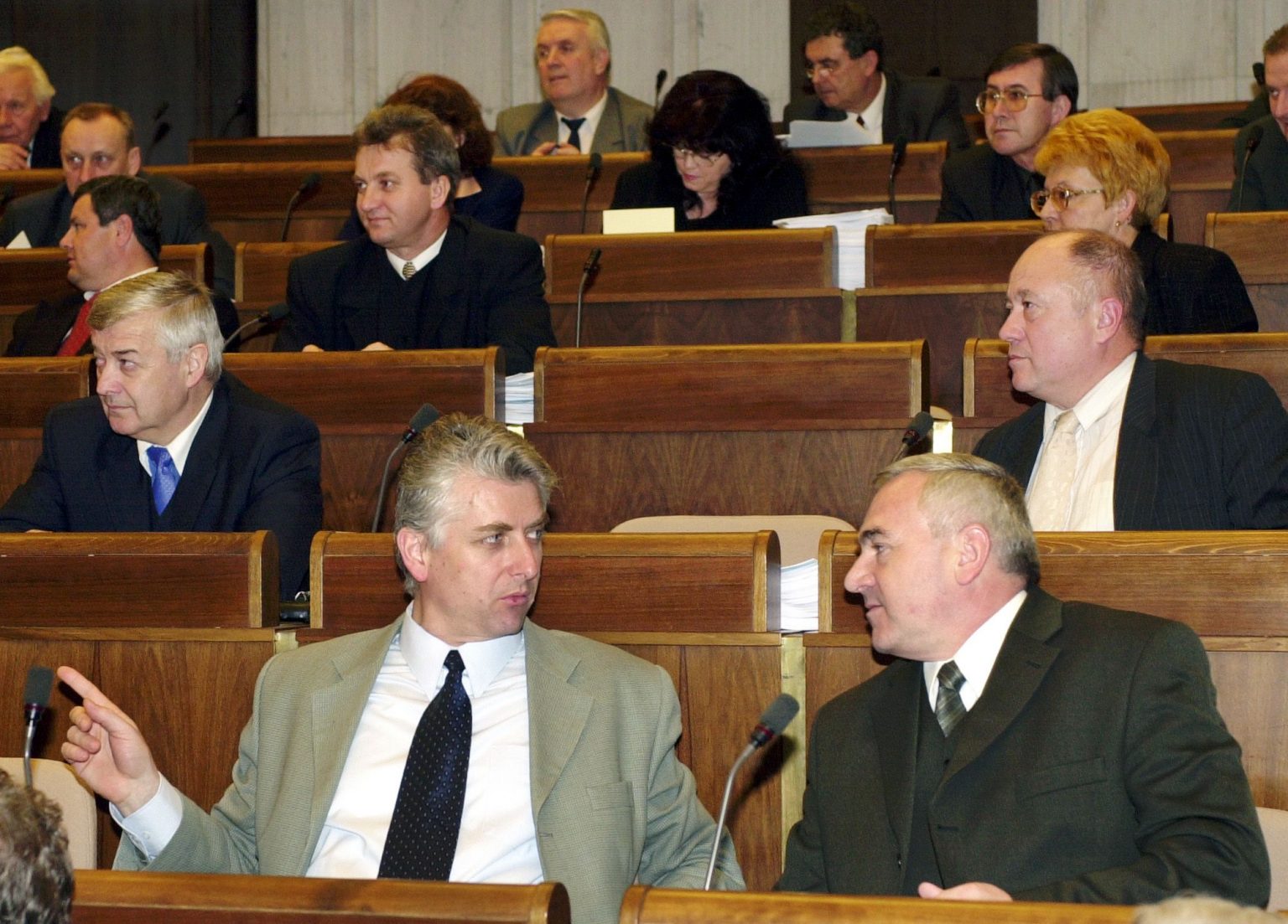 Jozef Brhel (v popredí vľavo) v Národnej rade SR v roku 2002. Foto: Štefan Puškáš/TASR