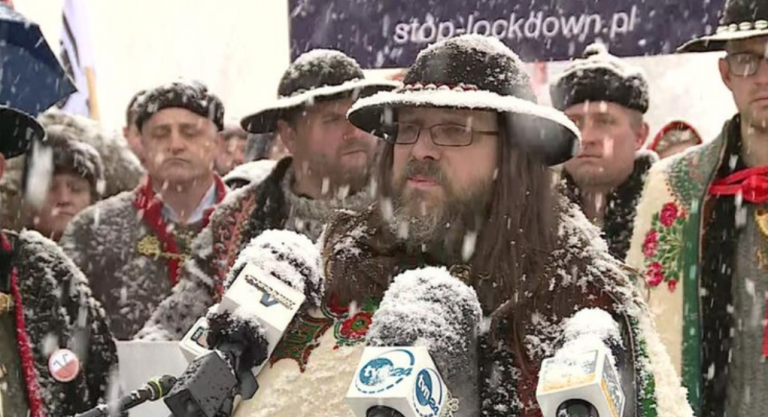 Poľskí gorali v Tatrách sa búria proti lockdownu. Volajú prezidenta