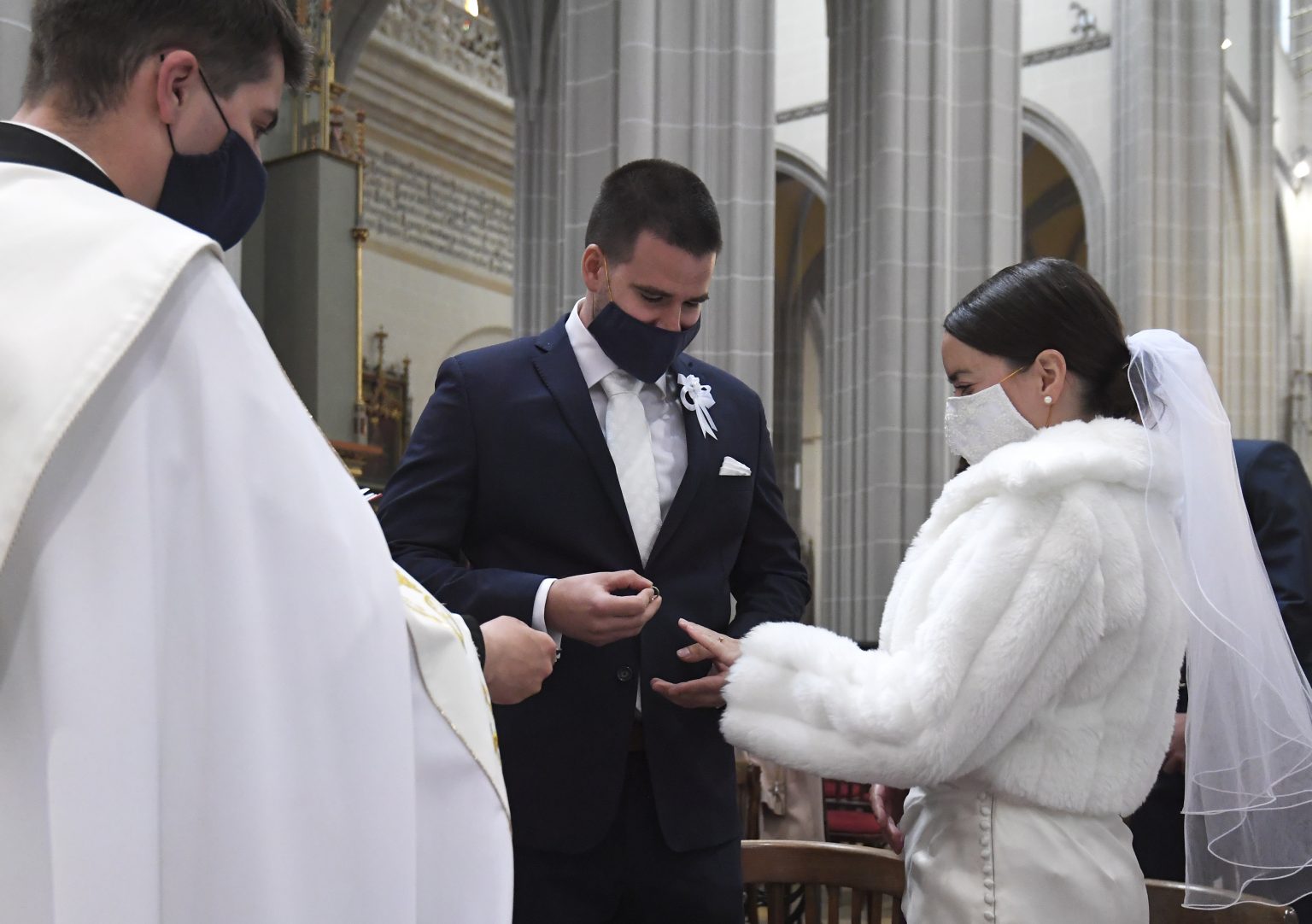 Sobáš v Dóme sv. Alžbety v Košiciach 25. apríla 2020 za prísnych hygienických opatrení za prítomnosti iba najbližšej rodiny s ochrannými rúškami. Na snímke mladomanželia Zuzana a Pavol. Foto: František Iván/TASR