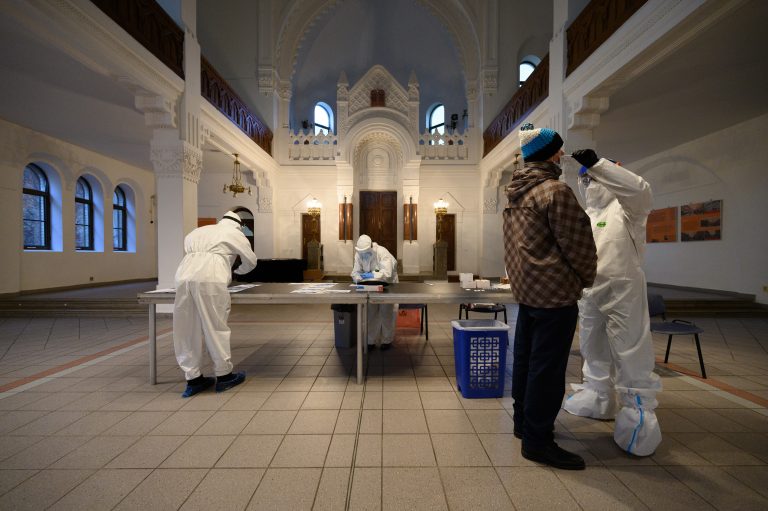 Celoplošné testovanie prebieha v Púchove, Nitre aj v Košiciach