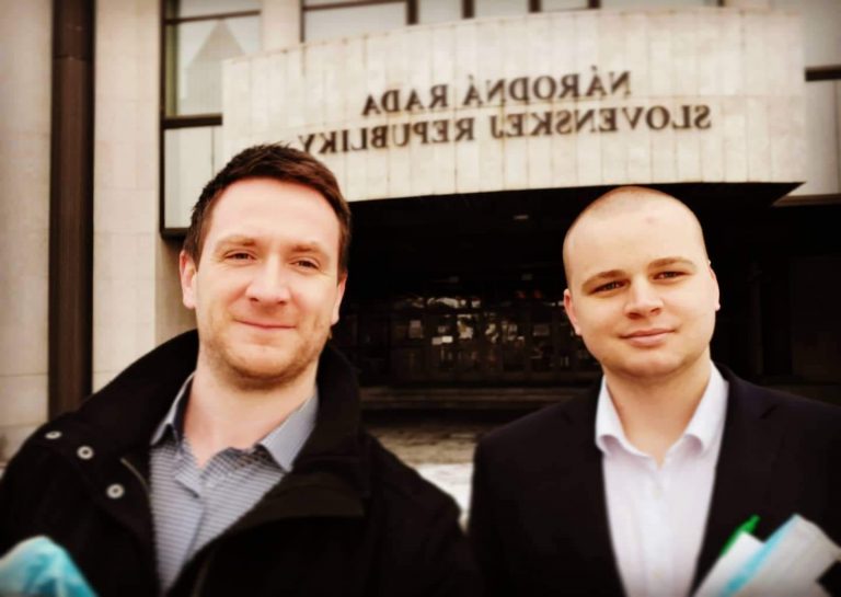 Mazurekovci zakladajú novú stranu. Platia ich Židia, odkazuje druhý breh