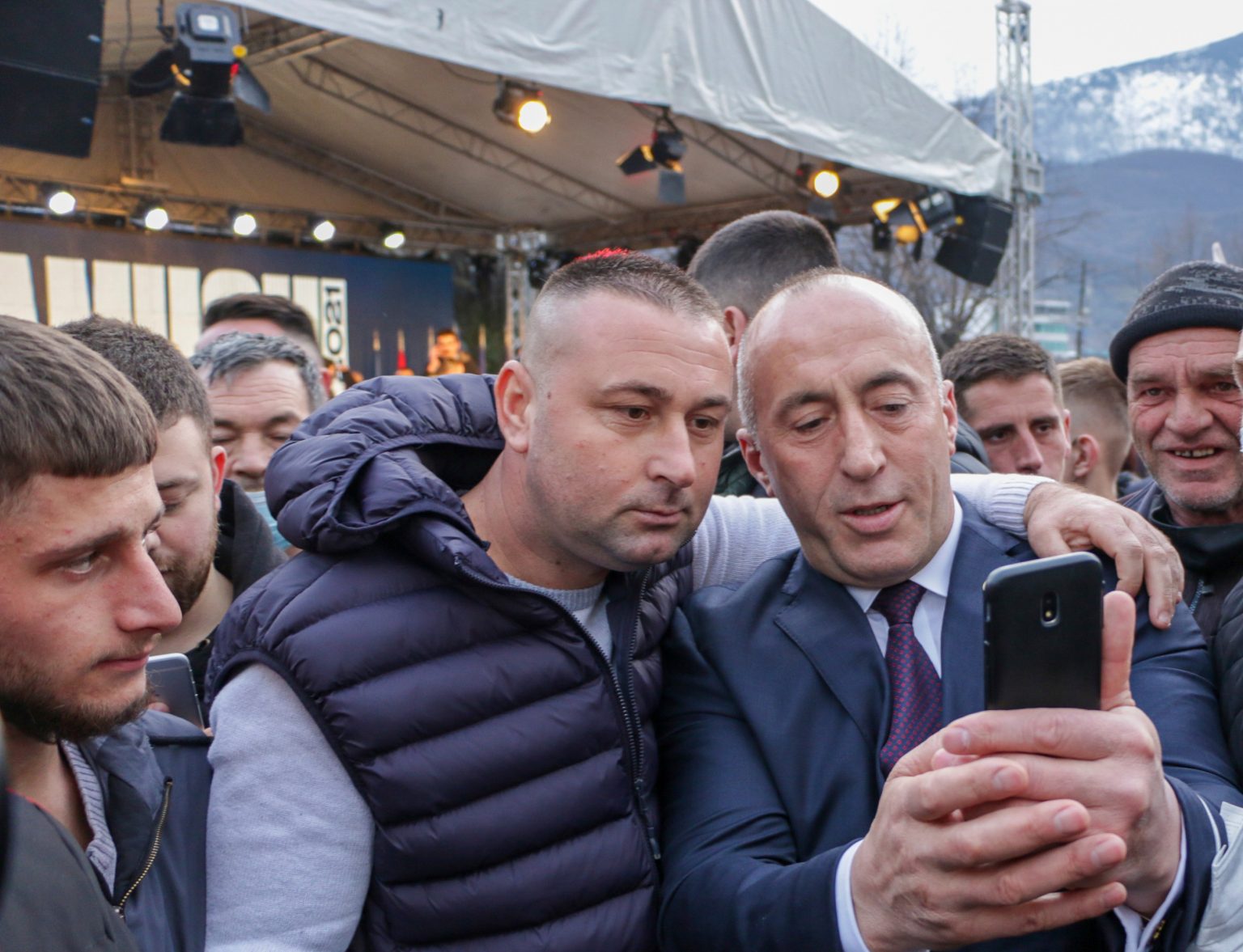 Ramuš Haradinaj, kandidát na premiéra Aliancie za budúcnosť Kosova, sa fotí so stúpencom počas volebného zhromaždenia v kosovskom meste Peja 10. februára 2021. Foto: TASR/AP