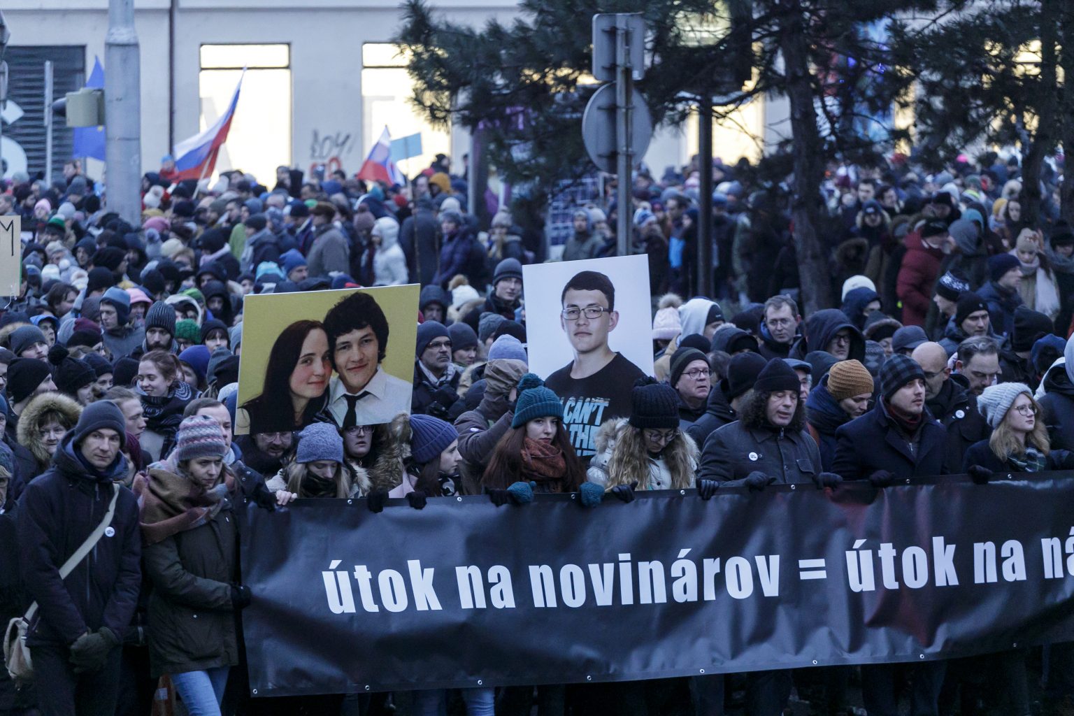 Pietny spomienkový pochod na zavraždeného novinára Jána Kuciaka a jeho partnerku Martinu Kušnírovú na Hviezdoslavovom námestí v Bratislave 2. marca 2018. FOTO: TASR/Dano Veselský