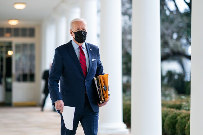 Čo všetko to mal Biden napraviť, a koná opačne