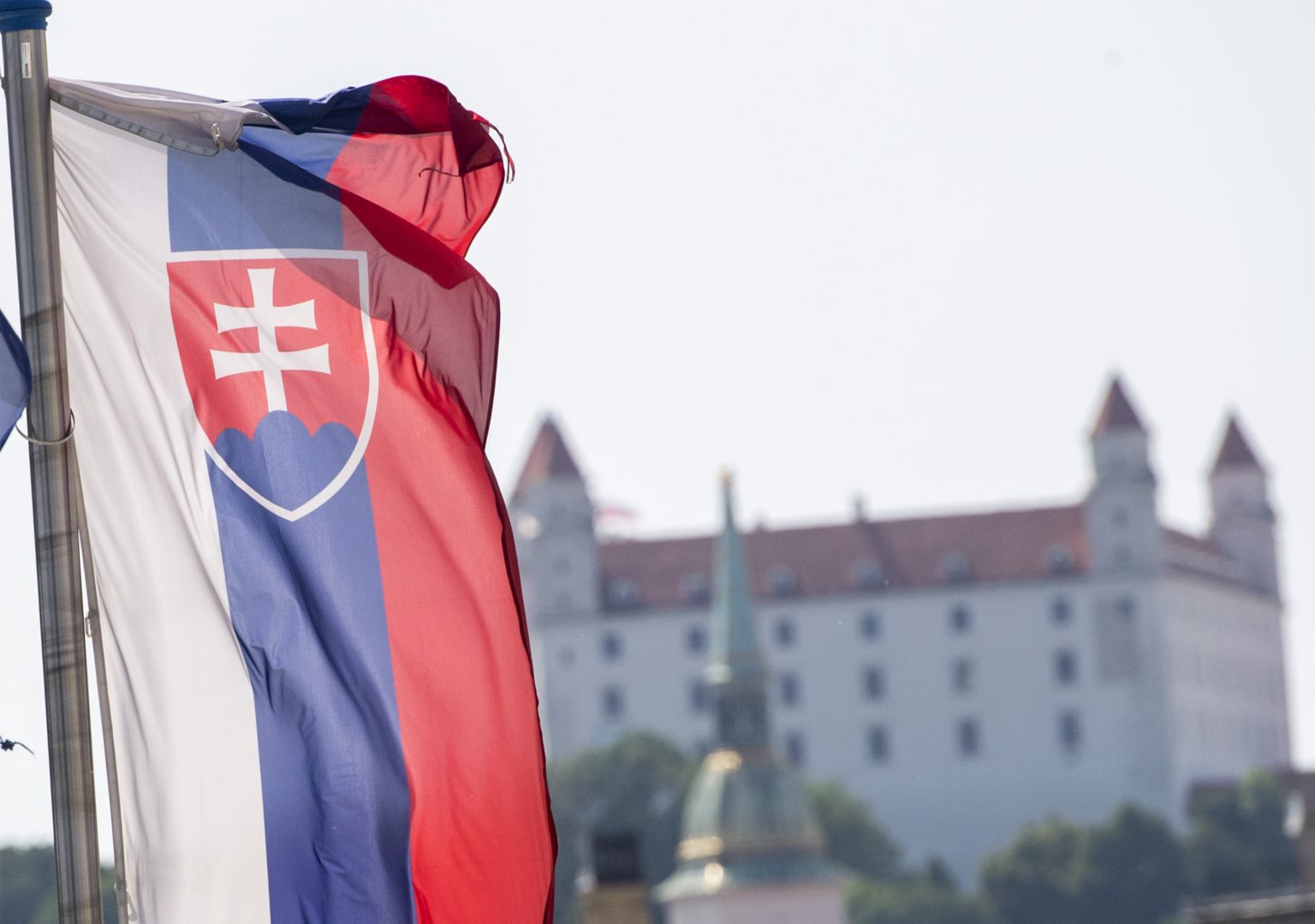 Vlajka Slovenskej republiky a v pozadí Bratislavský hrad. Foto: Martin Baumann/TASR