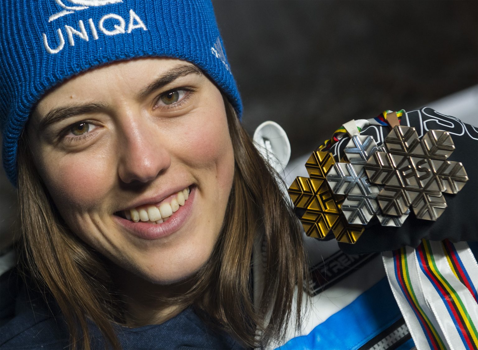 Petra Vlhová s kompletnou zbierkou medailí na majstrovstvách sveta v alpskom lyžovaní vo švédskom Are. Foto: Martin Baumann/TASR