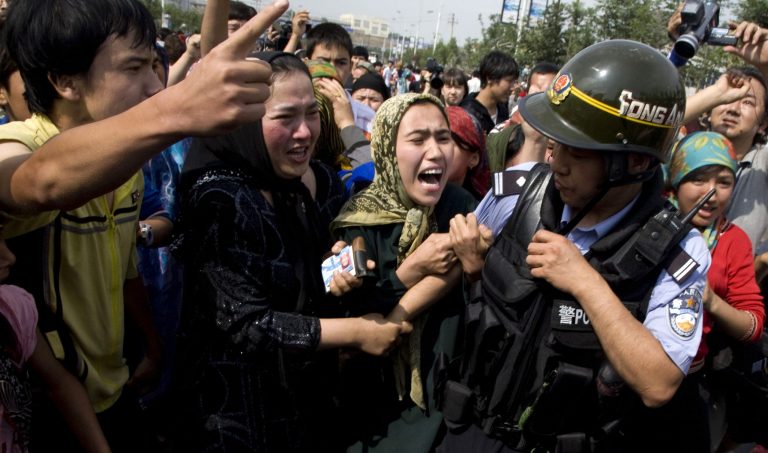 Čínska polícia v strete s ujgurskými protestujúcimi v roku 2009 - Ilustračný obrázok. Foto: TASR/AP