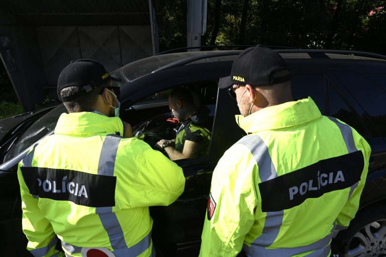 Policajti pri kontrole vozidla. Foto: Radovan Stoklasa/TASR
