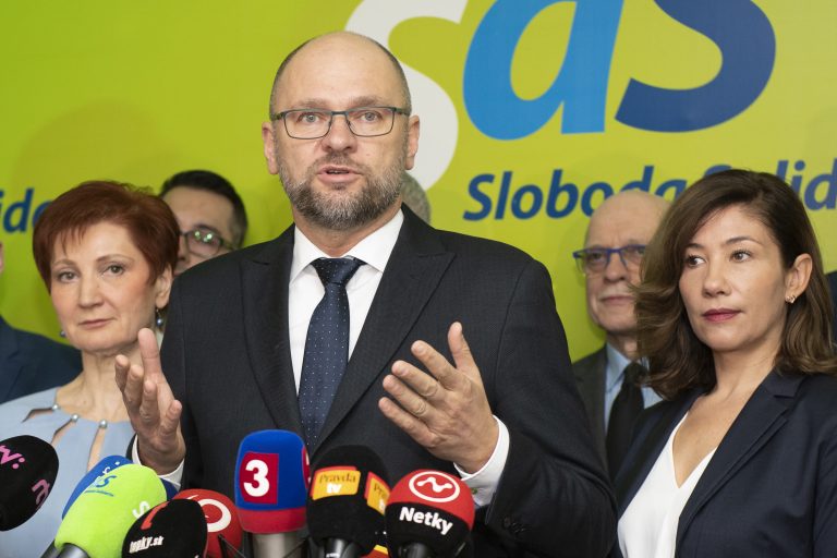 Sulík o odchode Nicholsonovej: Nebudem ju prehovárať