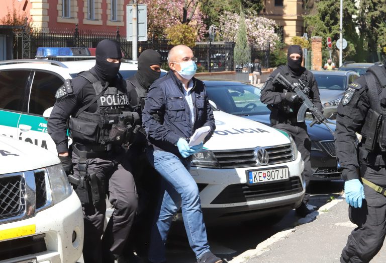 Eskorta privádza exšéfa Správy štátnych hmotných rezerv (SŠHR) SR Kajetána K. Foto: Ján Krošlák/TASR