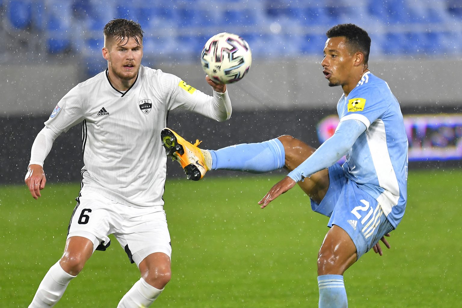 Sprava Rafael Ratao (Slovan) a Alen Mustafič (Nitra) počas zápasu 12. kola futbalovej Fortuna ligy Slovan Bratislava - FC Nitra. Foto: Michal Svítok/TASR