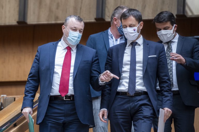 Minister práce Milan Krajniak (vľavo) a minister financií Eduard Heger. Foto: Jaroslav Novák/TASR