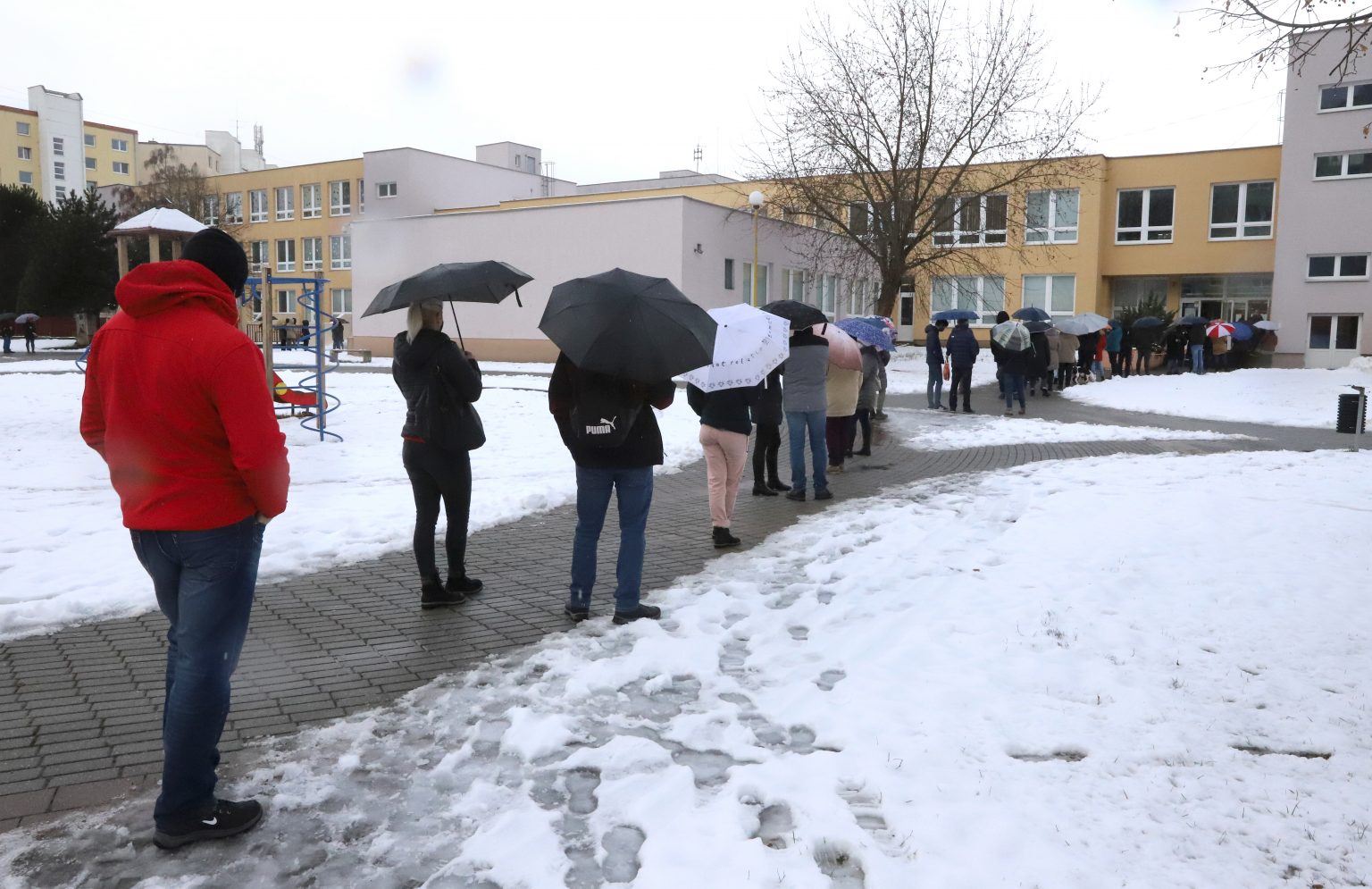 Ľudia čakajú na výsledky počas 2. kola skríningového testovania vo Zvolene. Foto: Ján Krošlák/TASR