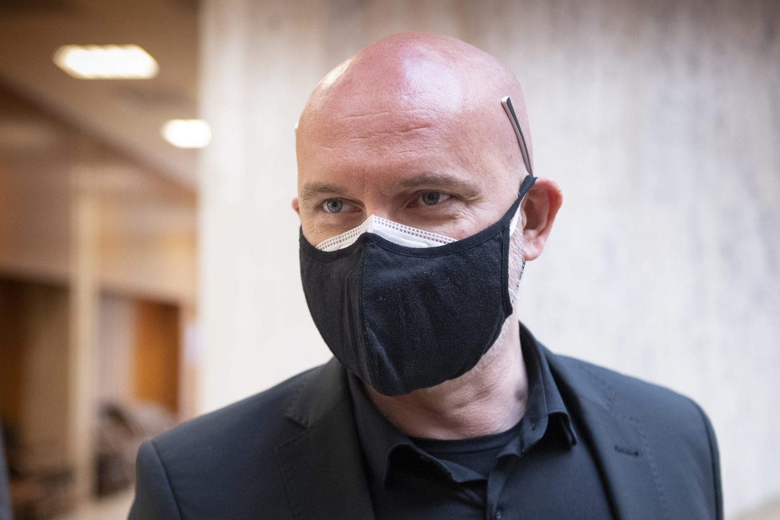 Branislav Gröhling (SaS) prichádza na rokovanie vlády 1. februára 2021. Foto: Pavel Neubauer/TASR