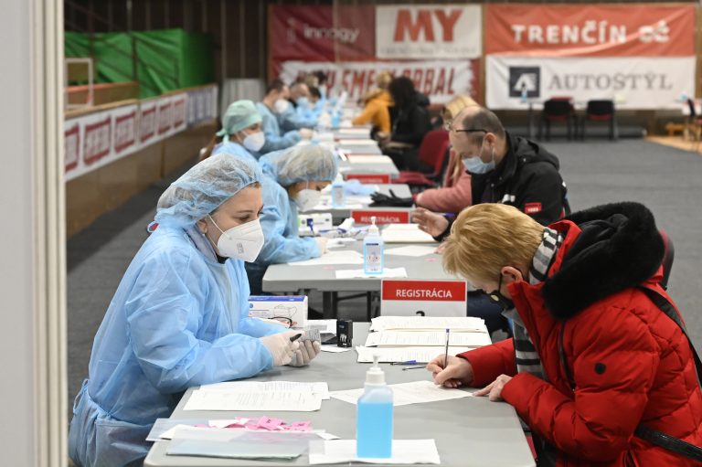 Zdravotníci z Fakultnej nemocnice Trenčín začali s očkovaním pedagogických zamestnancov proti ochoreniu COVID-19 v Trenčíne v nedeľu 14. februára 2021. Foto: Radovan Stoklasa/TASR