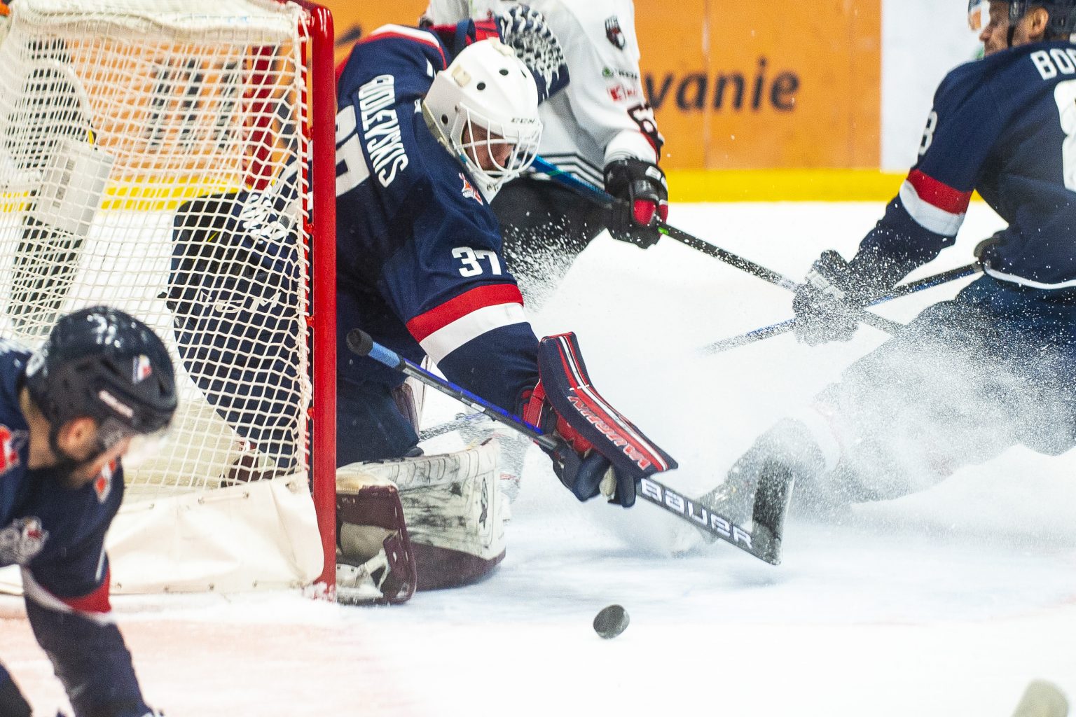 Do hokejovej extraligy prišiel aj lotyšský reprezentant Kristers Gudlevskis, ktorý posilnil bránkovisko Slovana Bratislava. Foto: Jakub Kotian/TASR